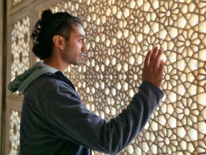 Lee más sobre el artículo Mil soles espléndidos: resumen, análisis y por qué este libro revela la lucha de las mujeres afganas.