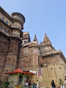 Lee más sobre el artículo Guía Completa para Viajar a Varanasi: Qué Ver, Qué Hacer y Consejos Esenciales para Descubrir la Ciudad Más Sagrada de India.