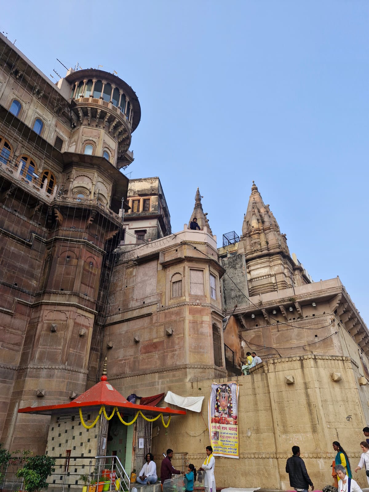 Lee más sobre el artículo Guía Completa para Viajar a Varanasi: Qué Ver, Qué Hacer y Consejos Esenciales para Descubrir la Ciudad Más Sagrada de India.